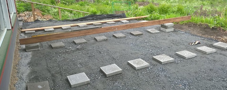 Terassin pohjatyöt eli betonilaatat aseteltuina sorapedin päälle.